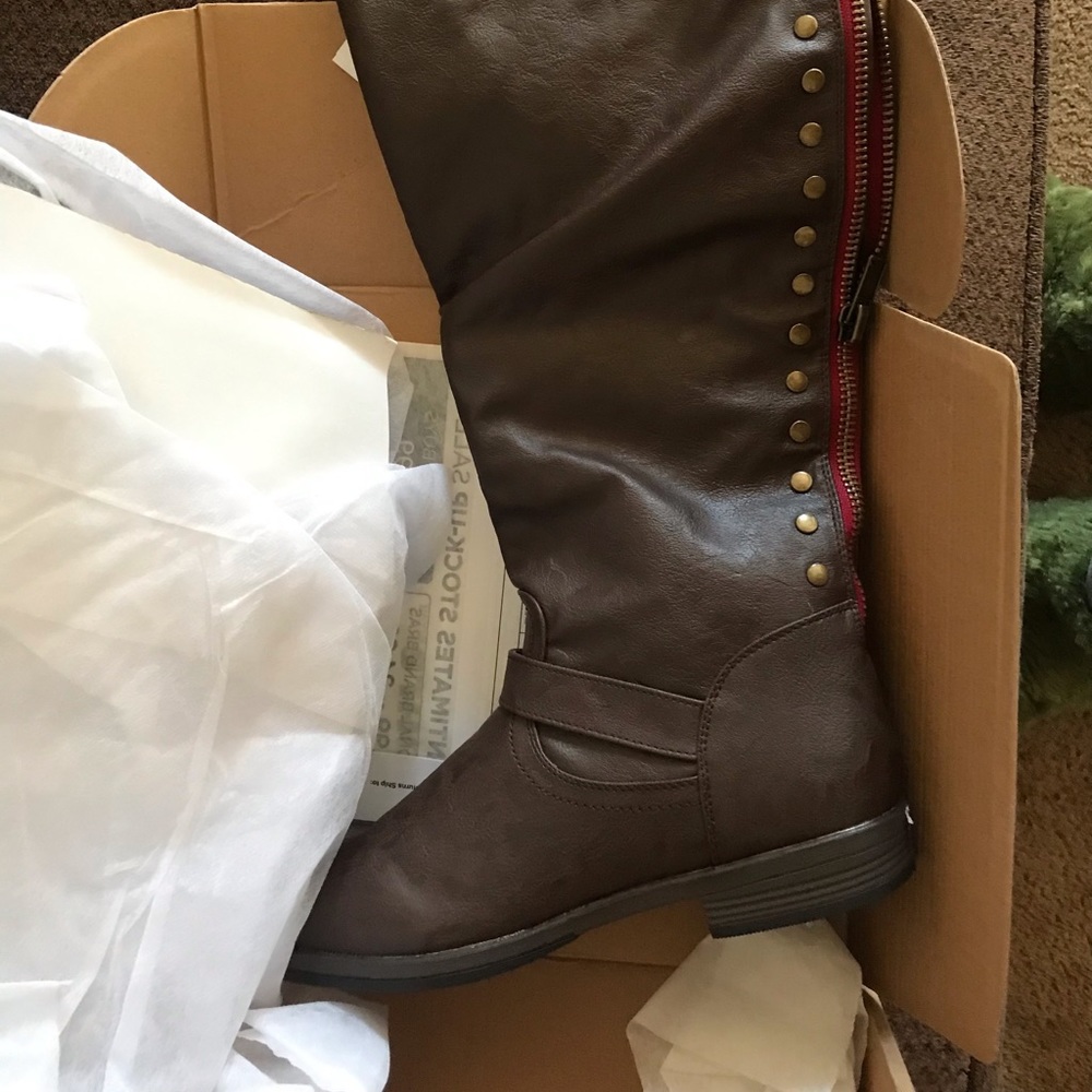 NEVER WORN, BRAND-NEW, SIZE 9 BROWN BOOTS